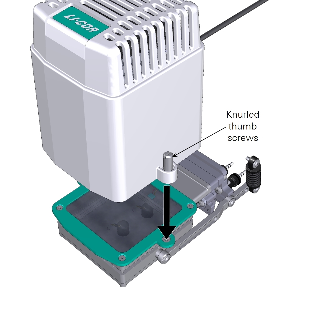 Attach the large light source with the two knurled screws.